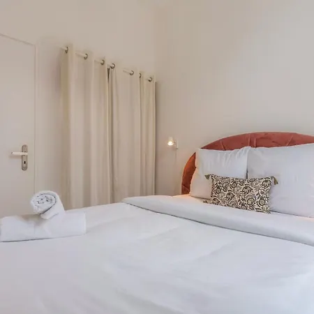 1 Bedroom Near Catholic 아파트 *