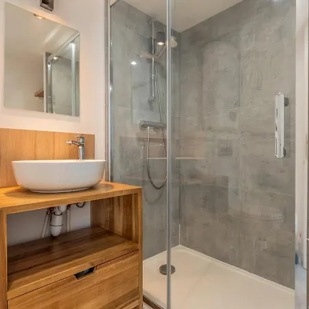 1 Bedroom Near Catholic 아파트 *