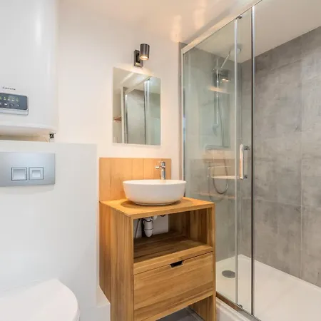1 Bedroom Near Catholic *